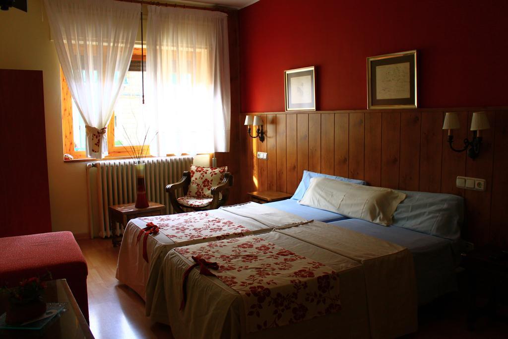 Hostal Escartín Sabiñánigo Habitación foto