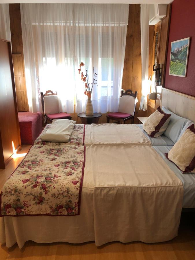 Hostal Escartín Sabiñánigo Exterior foto